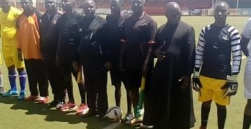  DE LA SOUTANE AU MAILLOT DE SPORT POUR LE SERVICE DE LA COMMUNION FRATERNELLE.